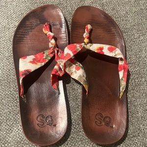 Women’s SO size 6 floral thong sandals
